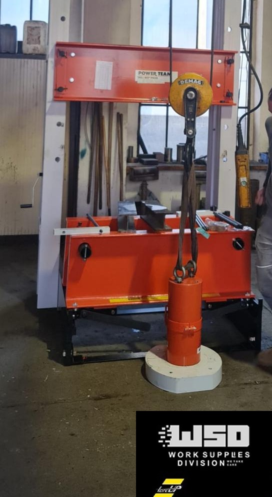 Power Team rolbedpers met hydraulische cilinder in een werkplaats